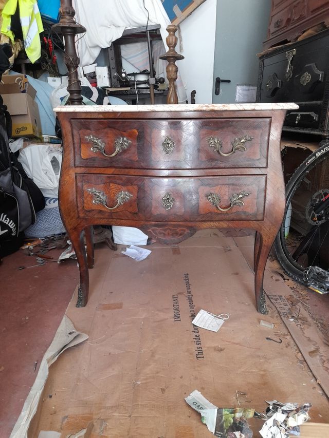 Maravillosa cómoda antigua de madera y mármol. 