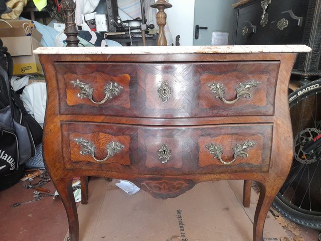 Maravillosa cómoda antigua de madera y mármol. 