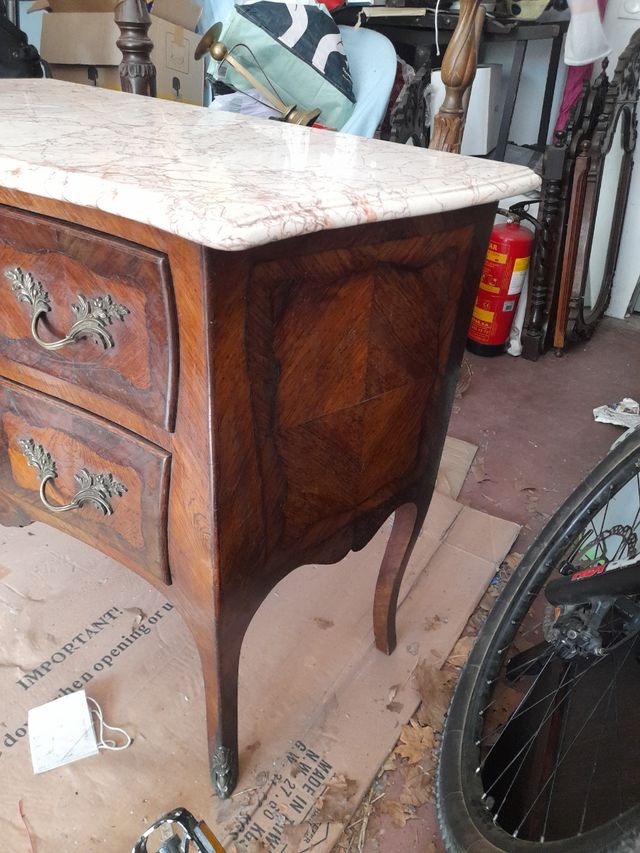 Maravillosa cómoda antigua de madera y mármol. 