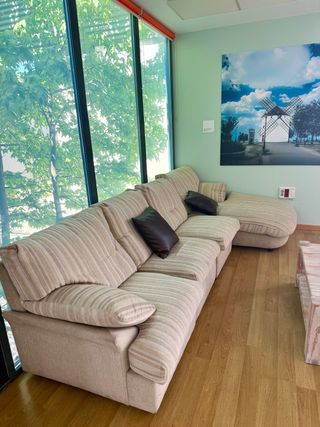 Sofá chaise longue beige cuatro plazas