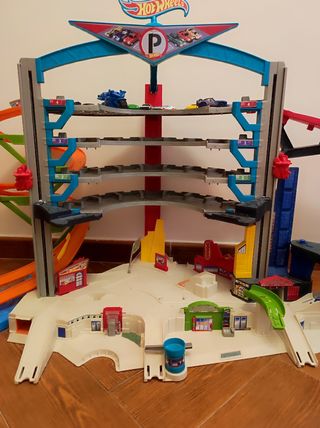 Mega Garage Hot Wheels