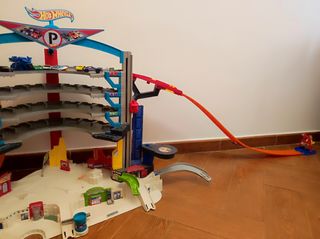 Mega Garage Hot Wheels