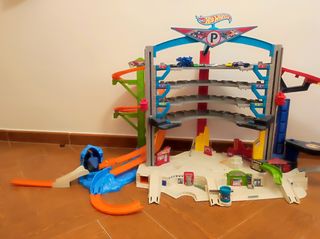 Mega Garage Hot Wheels