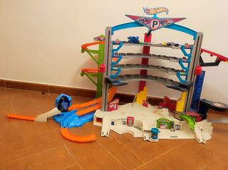Mega Garage Hot Wheels