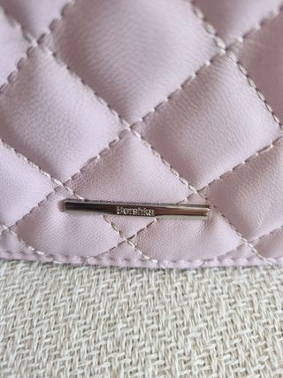 Bolso bandolera lila acolchado