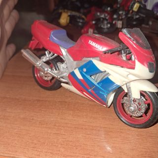 moto a escala Yamaha FZR 600 R