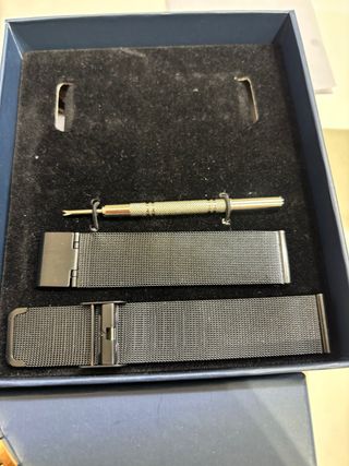 Reloj Pier One dorado 