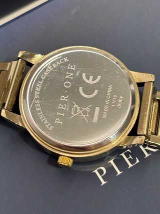 Reloj Pier One dorado 