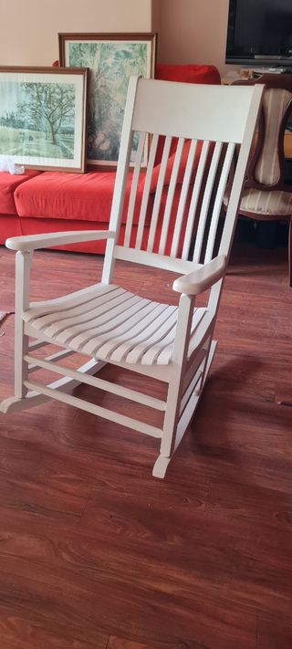 Sedia a dondolo in legno bianco