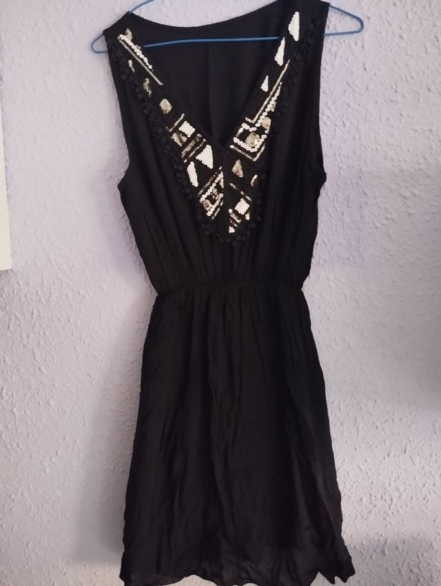 Vestido negro con detalles dorados
