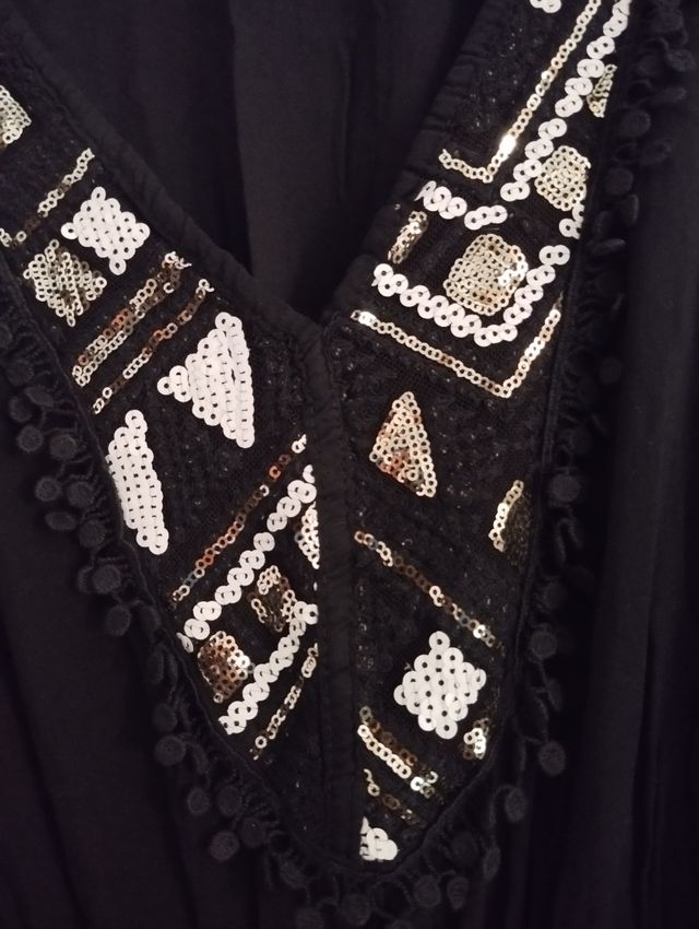 Vestido negro con detalles dorados