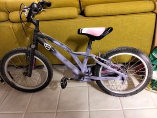 Bicicleta Cross con 1 rueda pinchada.