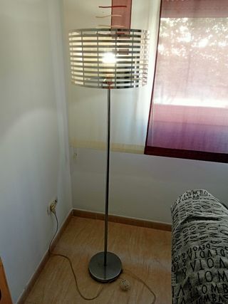 Lámpara de pie de metal estilo moderno