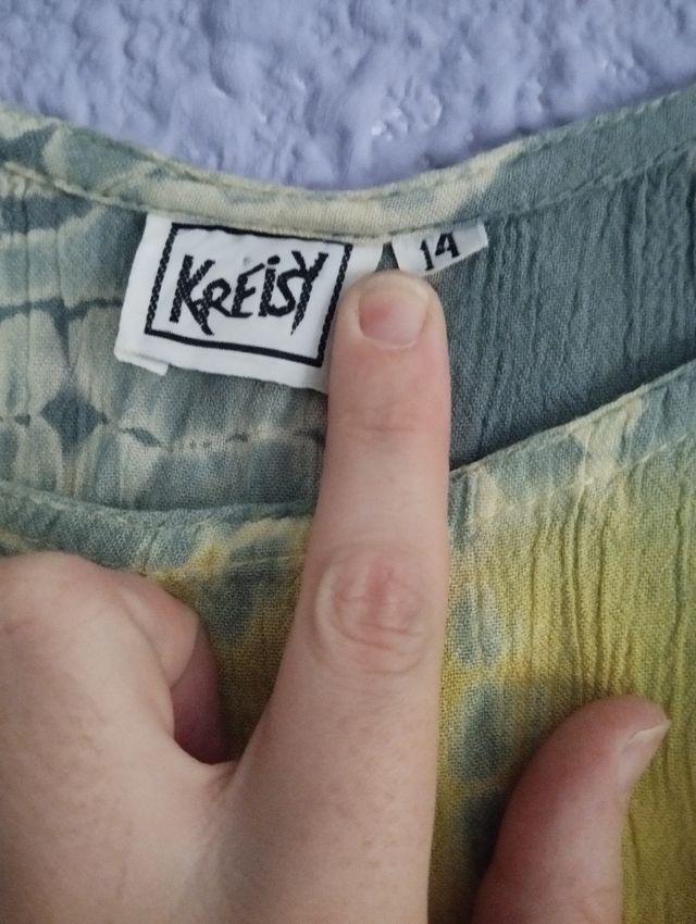 Vestido tie-dye naranja-amarillo para niña.