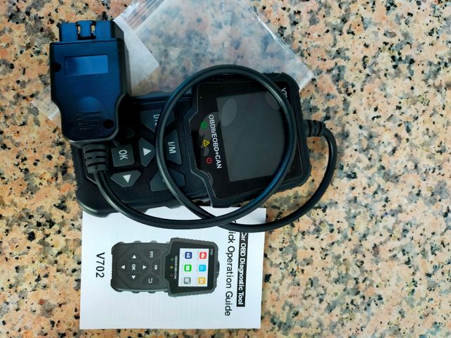 Escáner OBD2 V702: Diagnóstico Auto
