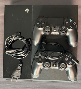 PS4 Slim 400GB con 2 mandos y 1 juego.