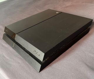 PS4 Slim 400GB con 2 mandos y 1 juego.