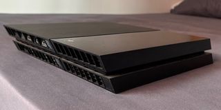 PS4 Slim 400GB con 2 mandos y 1 juego.