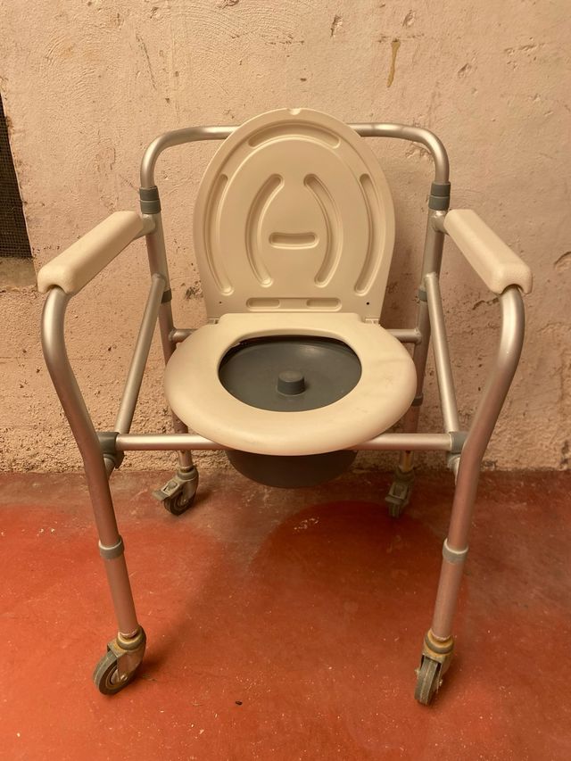 Silla inodoro portátil con ruedas
