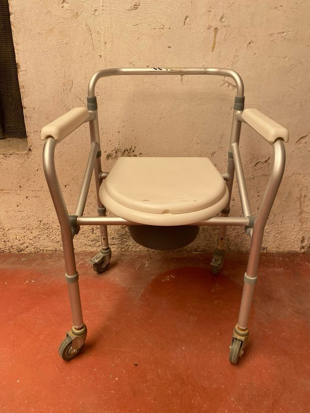 Silla inodoro portátil con ruedas