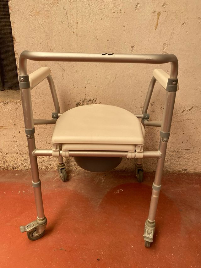 Silla inodoro portátil con ruedas