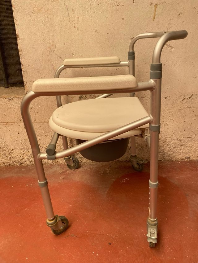 Silla inodoro portátil con ruedas