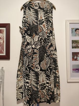 Vestido Tintoretto estampado en negro y marron