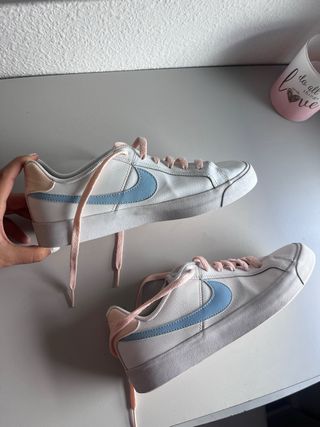 Zapatillas Nike blancas y azules