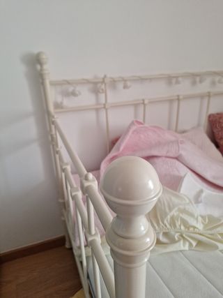 2 cama Ikea blanca y una auxiliar