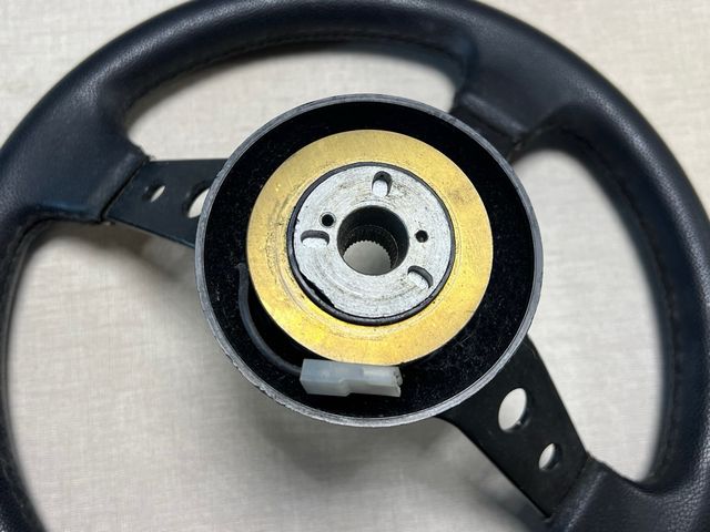 Volante Esportivo Competição  Preto c/ Amarelo