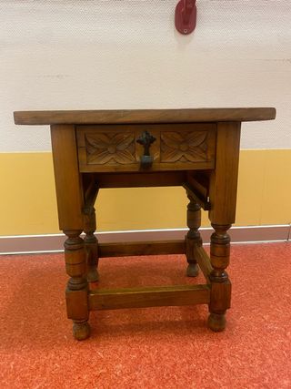 Mesilla de madera rústica