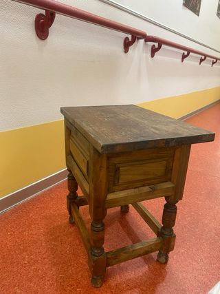 Mesilla de madera rústica