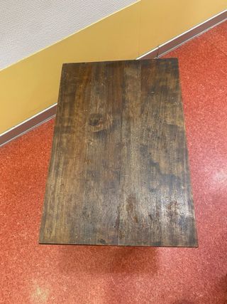 Mesilla de madera rústica