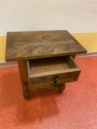 Mesilla de madera rústica