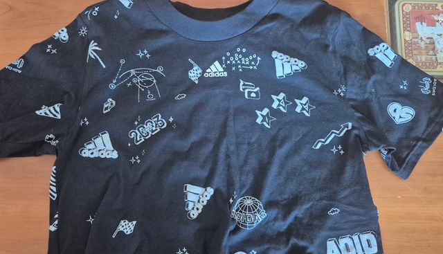 Camiseta Adidas negra estampada