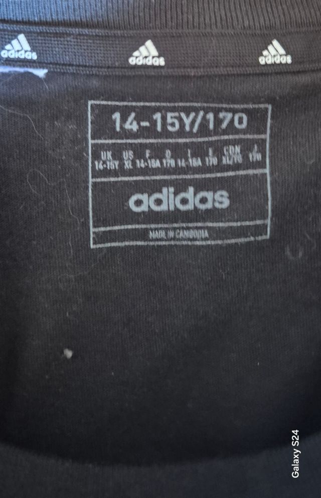 Camiseta Adidas negra estampada