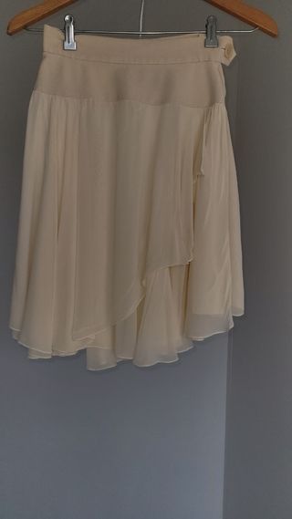 Preciosa falda beige y camisa