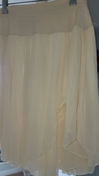 Preciosa falda beige y camisa