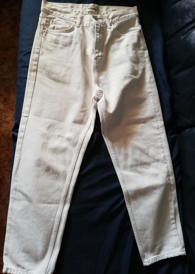 Vaqueros Pull&Bear blancos de chico. 