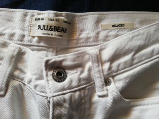 Vaqueros Pull&Bear blancos de chico. 