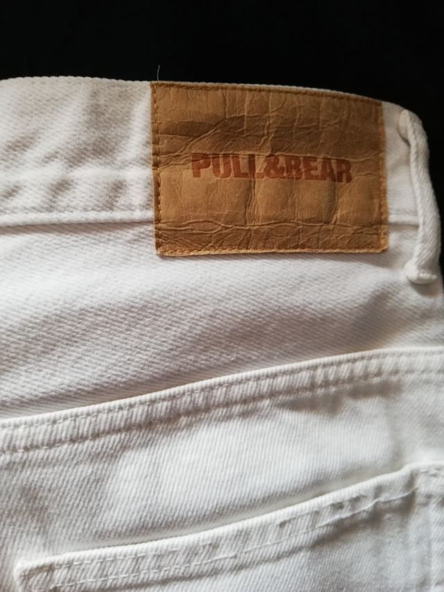 Vaqueros Pull&Bear blancos de chico. 