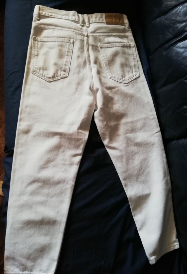Vaqueros Pull&Bear blancos de chico. 