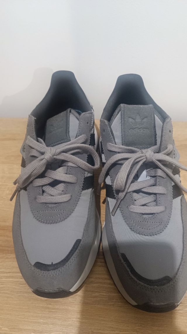 Sneakers Adidas grigie e argento