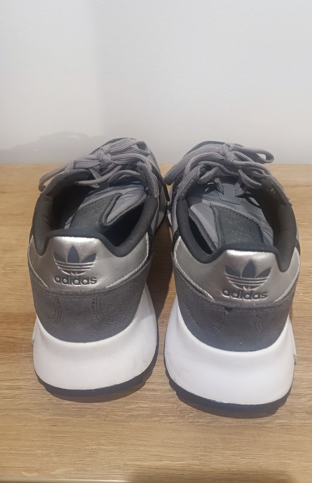 Sneakers Adidas grigie e argento