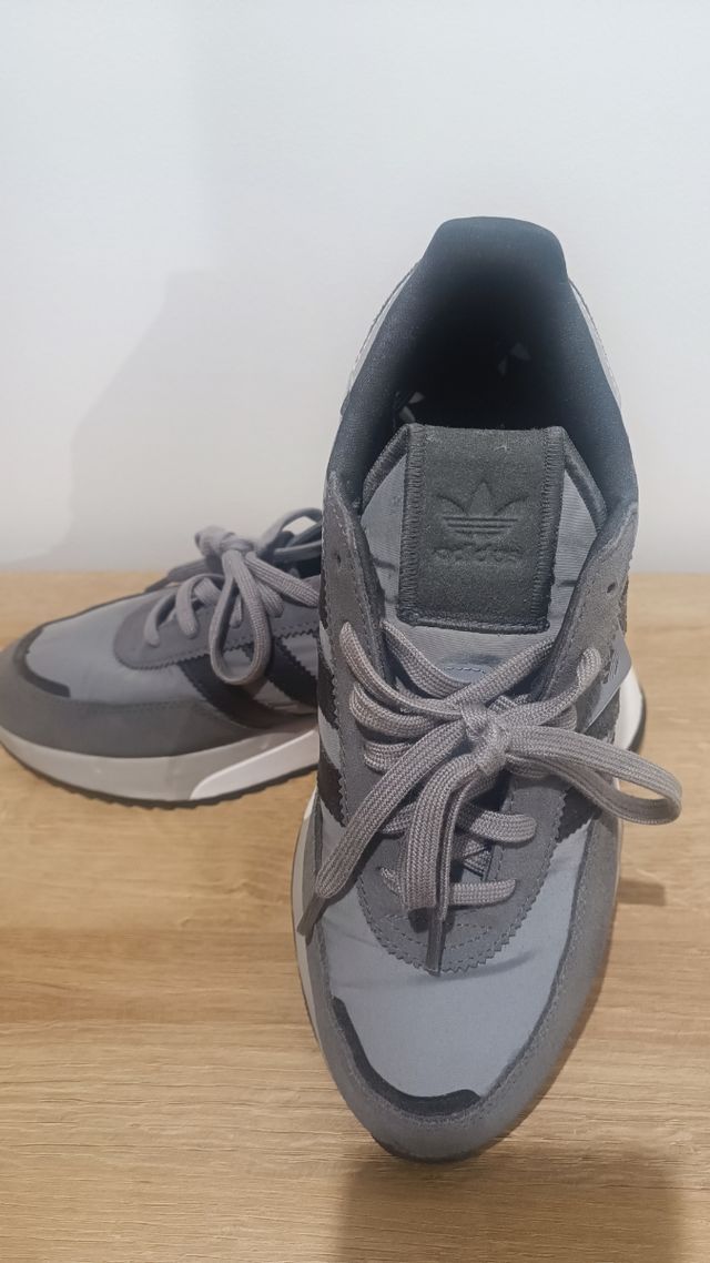 Sneakers Adidas grigie e argento