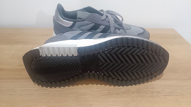 Sneakers Adidas grigie e argento
