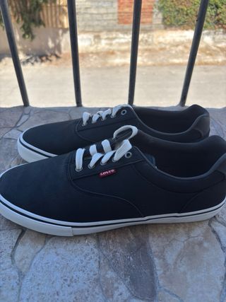 Zapatillas Levi's negras talla 46.5 Nuevas