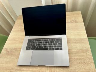 MacBook Pro 15" (2017) - Touch Bar & Touch ID