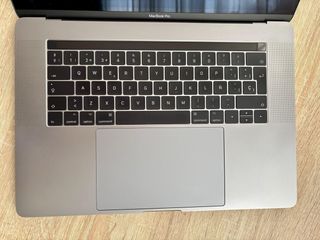 MacBook Pro 15" (2017) - Touch Bar & Touch ID