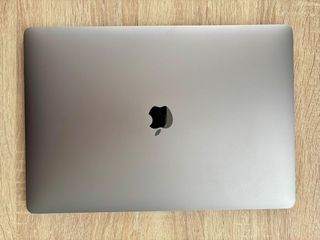 MacBook Pro 15" (2017) - Touch Bar & Touch ID
